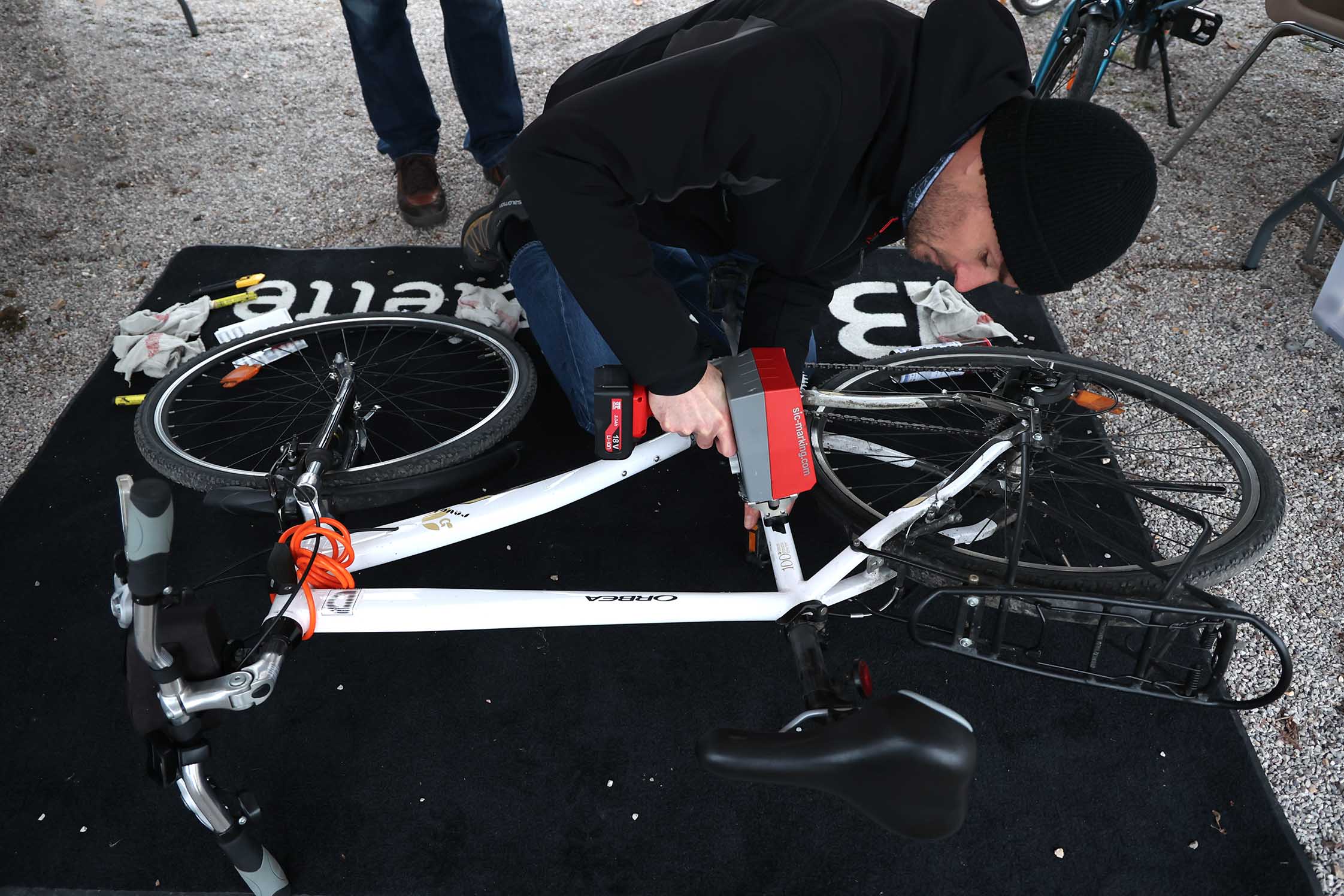 Opération de marquage de vélos dans le cadre de "Mai à Vélo" © Laurent Rousselin / Amiens Métropole Opération de marquage de vélos dans le cadre de "Mai à Vélo" © Laurent Rousselin / Amiens Métropole