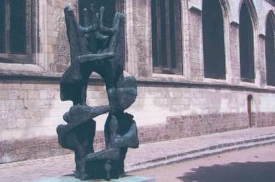 Sculpture La Demeure n° IV réalisée par Étienne Martin, août 2002 © Archives municipales et communautaires d'Amiens_6Fi1227