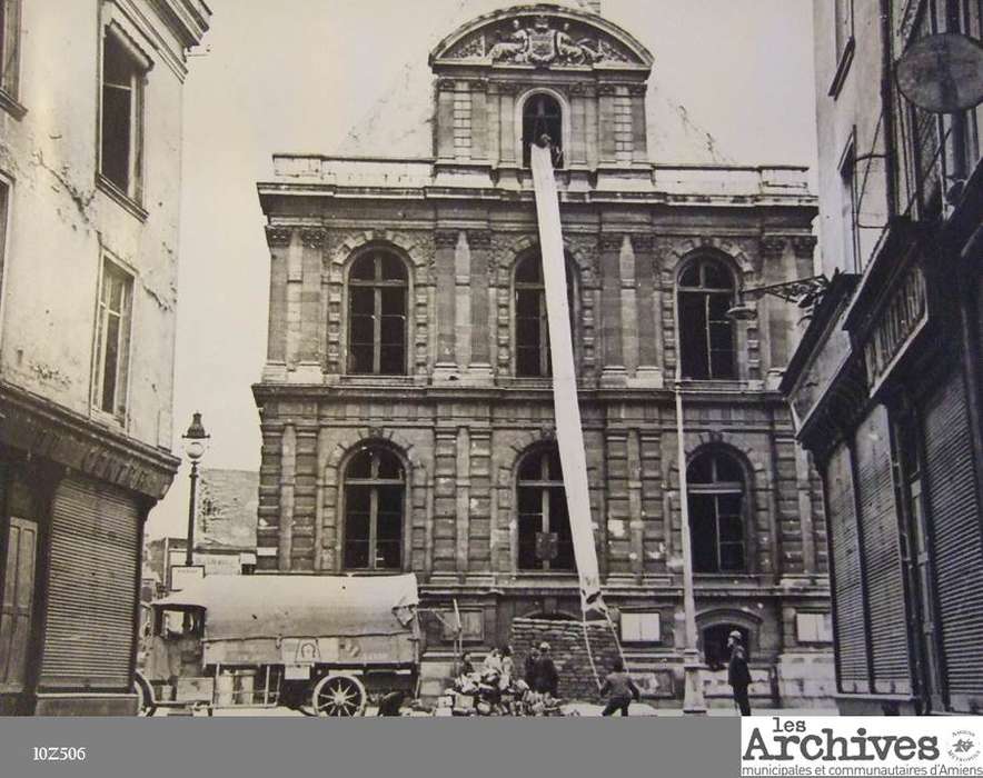 L'évacuation des archives de l'Hôtel de Ville